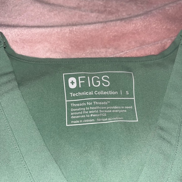 🍀FIGS two pocket scrub top JADE🍀 - Picture 2 of 2